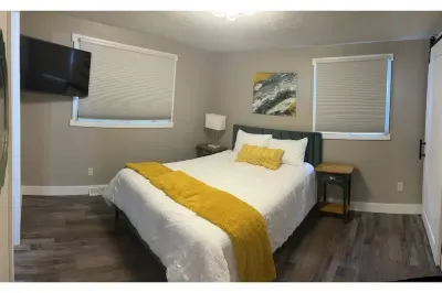 Cozy Home .5 miles from Lambeau Field Hotel in zona Austin Straubel Airport