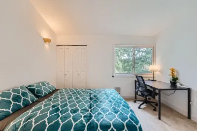 Cool Townhome opp to Crossroads Mall - 5/10 mins to Microsoft, Redmond, Kirkland The Little Store Bellevue 주변 호텔