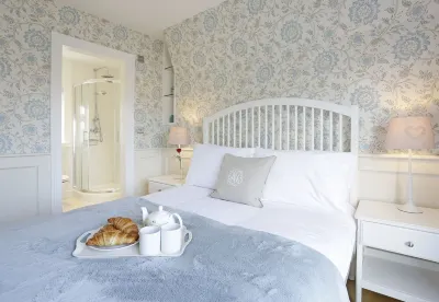 The Lighthouse - luxury hotel style, central apartment with fantastic sea views Hotel a 