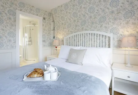 The Lighthouse - luxury hotel style, central apartment with fantastic sea views