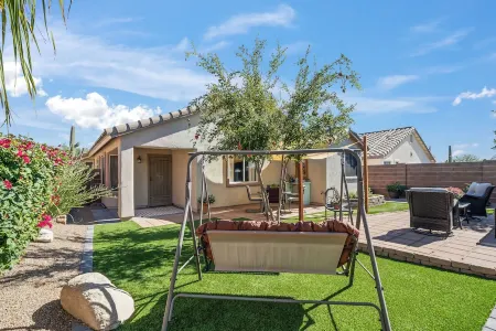 Serene Vacation Home - Trails, Golf & Dining!