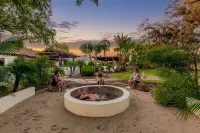 99 Palms Event Venue: Barn, Grass, Pool, Games, 6 Beds