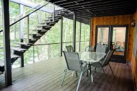 Lakeside Luxury: Spacious 6-Bdrm Lodge with Dock