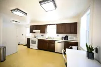 Beautiful Downtown 3 Bedroom 1 & 1/2 Bath/ High Speed Internet/ Cable / Desk