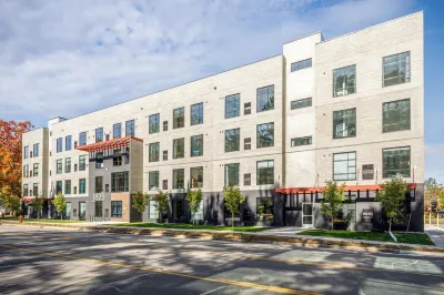 Base of Old Mission Peninsula 2BR Condo w/ Rooftop Hot Tubs near East Bay Beach  호텔