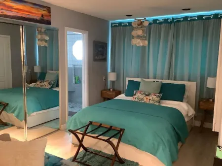 The Art Home. Steps to the Sand in Newport Beach Отели рядом с достопримечательностью «Ньюпорт-Бич»