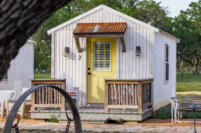 Glamping in Spicewood TX Hill Country~ Cabin 2 The Freya at Green Acres