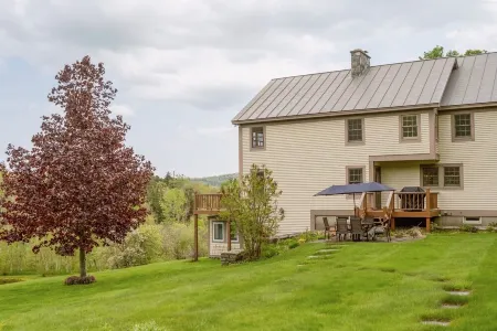 Peaceful Family Retreat 100 Acres and 10 Minutes to Okemo, Lakes, National Park Отели в г. Андовер