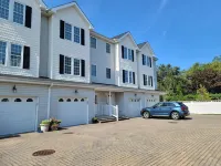 5 Blocks to Beach, Heated Pool, Parking, Two Master Suites - Full Townhouse