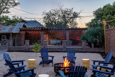 Pool+Gameroom+Minigolf+Spacious+16m to White Sands Отели рядом с достопримечательностью «Парк Вашингтон»