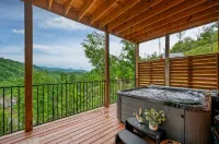 NEW AUTHENTIC LOG CABIN! 1 MIN FROM D-TOWN, VIEWS, CLEAN, PRIVATE, ROMANTIC!❤️❤️❤️ - Romantic