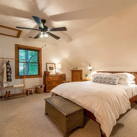 Creekside Cabin > 15min to Skiing, Hiking, & the Alpine Coaster > Pet-Friendly