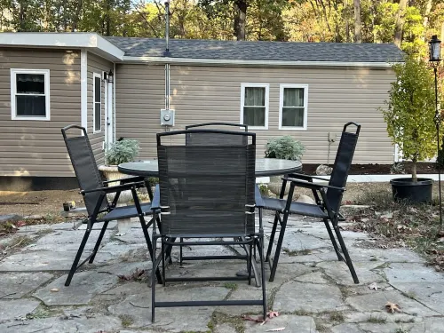 Cozy Cottage / Writers Retreat  . Nestled in the woods . Private