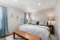 Lovely Remodeled Home! Walk Downtown! w/firepit