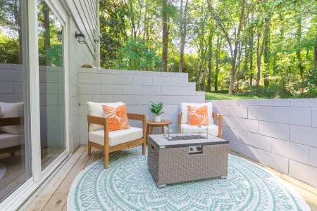Retro Resort Inspired Home 7 Min From DT Raleigh