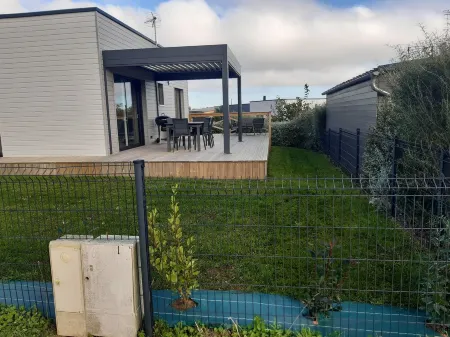 3 Bedroom Private Vacation Home in les Moitiers-d'Allonne