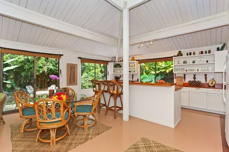 IDEAL BEACH LOCATION  2 BR LARGE DECK "PRIVATE' Отели рядом с достопримечательностью «Хамоа Бич»