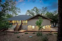 Luxury 5Br Cabin! Massage Chair! Walk to the Beach! 26 Mi to Yosemite!