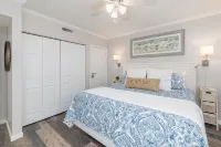Spotless Stylish 1 Bedroom Condo Steps to Beach & Pool