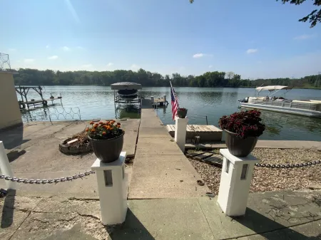 Eagle's Landing on the Rock River, Pontoon Available to Rent