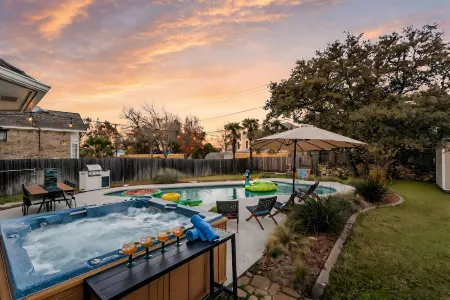 ATX Arcade, Theater, & Poolside Oasis! Pet & Kid Friendly!