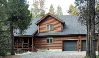 Scruffy Bear Lodge on Bills Island near Yellowstone-Lake access/pines/ATV trails Hotel dekat Harriman State Park