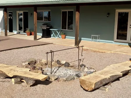 Sunset Ride Ranch /Foreman's house Отели в г. Элгин