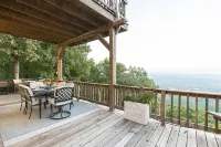 Mountaintop Retreat w/2 Decks & Breathtaking Views- Steps from Mt. Nebo Trails!
