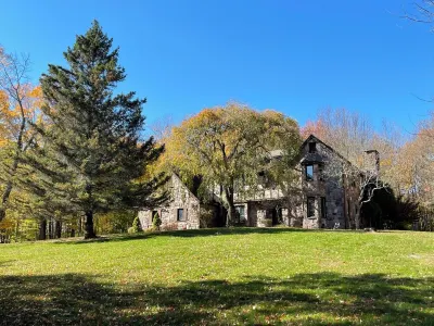 Escape to the Woods: 4-bedroom country house with hot tub spa, sauna, fireplace