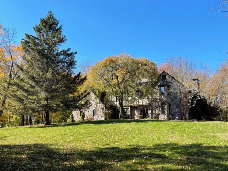 Escape to the Woods: 4-bedroom country house with hot tub spa, sauna, fireplace Отели в г. Fallsburg