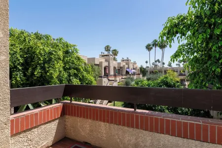 Beautifully updated, top floor, centrally located 2-bedroom condo Отели в г. Палм-Спрингс