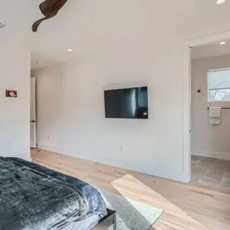 Dip into the 512 Experience! 6 Bdrms W/Pool Mins to DT