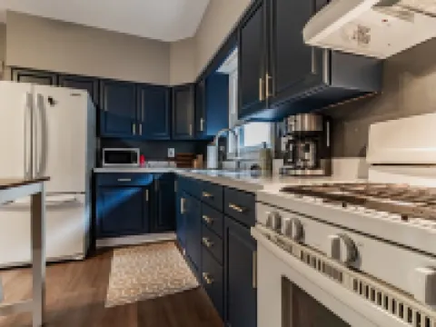 Something to talk about in Haynie's Corner! Walk anywhere, sleeps 6! 埃文斯維爾酒店