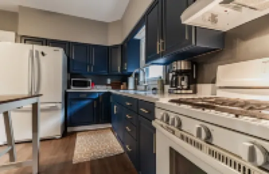 Something to talk about in Haynie's Corner! Walk anywhere, sleeps 6!