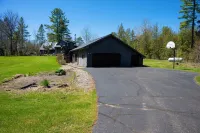 11 Beds Sleeps 20+. Pets OK. 4 Bedrooms, Bonus Room, Bunk House, Pool Table