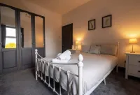 Spacious, sleeps 8, dog friendly, safe garden