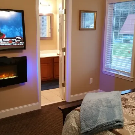 Luxury Chalet On The Chattahoochee River - Short Walk To Downtown Helen