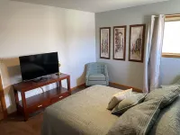 Sunny Upper Flat in Shorewood. Great location, great community!