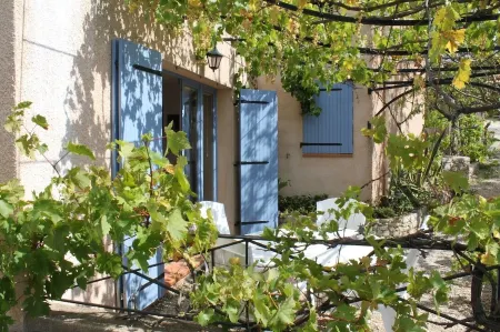 Delightful ground floor apartment in villa, in Cassis, accommodation 4 people