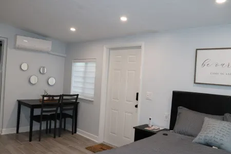 Comfy 1-BR Studio in South Florida Near beach - AC, Washing Machine, Netflix Отели в г. Пемброк-Пайнс