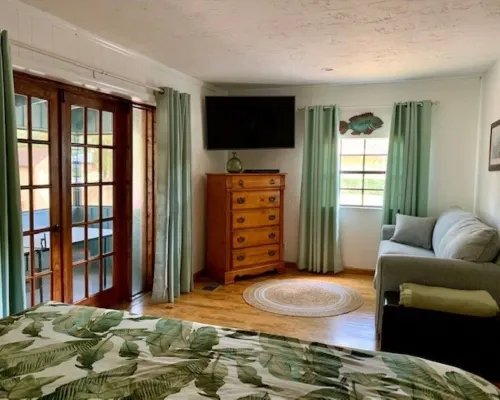 Rustic newly remodeled River House on working fish house property . Gulf access Hotels in Inglis