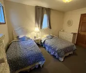 Lakefront Beach House: Serene Getaway Hotels near Dizzy Daisy Winery