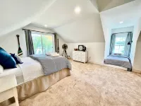 Lakefront Haven: Waterfront Oasis with Dock, Spacious Swim Pier & Pano Lake view Hotels in Delavan