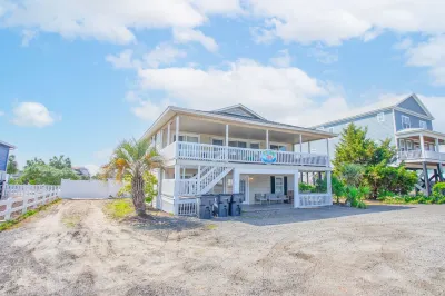 Pool Paradise: 8 bedroom 6 bath private pool sleeps 20 across from the beach! Hotels near Love's a Beach