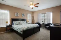 Table Rock Lake, Luxury Lake front condo, jacuzzi ,5 min to Silver Dollar City