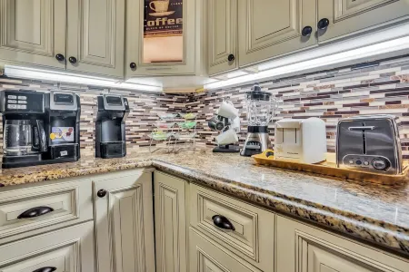 Family Friendly, Historic Mansion Row, 5 min from Louisville!