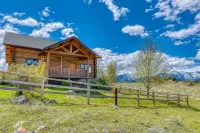 Authentic Quaint Log Cabin on 2400 Private Acres w/ Stellar Views & Hot Tub