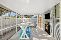 The Blue House.  Steps from Wilton Drive!  Outdoor sitting and dining, Grill, WD