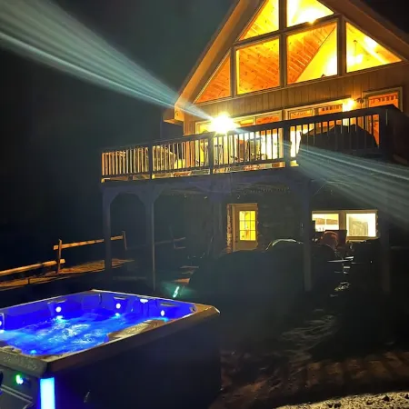 Cozy Secluded Lakefront Chalet With Hottub & Mountain Views