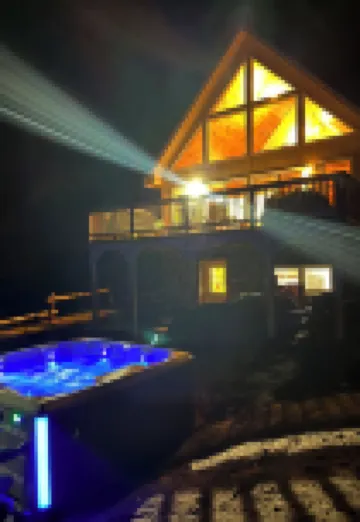 Cozy Secluded Lakefront Chalet With Hottub & Mountain Views